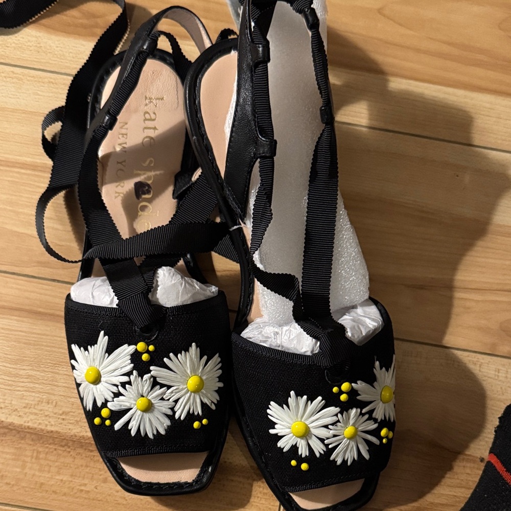 BNWOT Kate Spade Black Sandals with White and Yellow Floral Accents Size 8